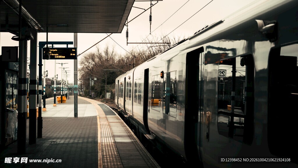 空旷城市地铁站台