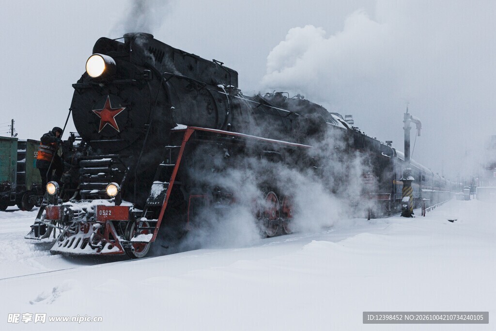 风雪中行驶的蒸汽火车