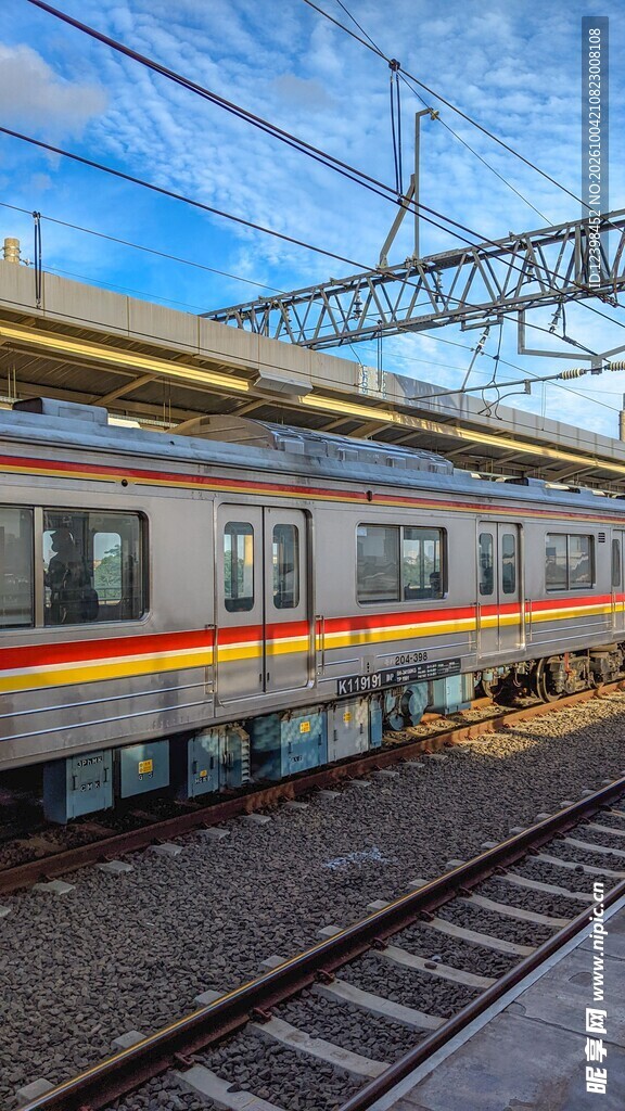 站台停靠的客运列车