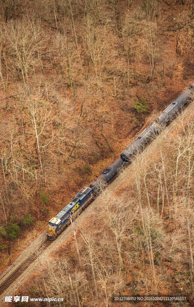 荒野中行驶的列车
