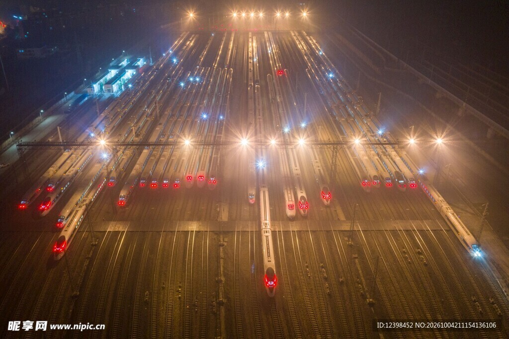 城市斜拉桥夜景车流
