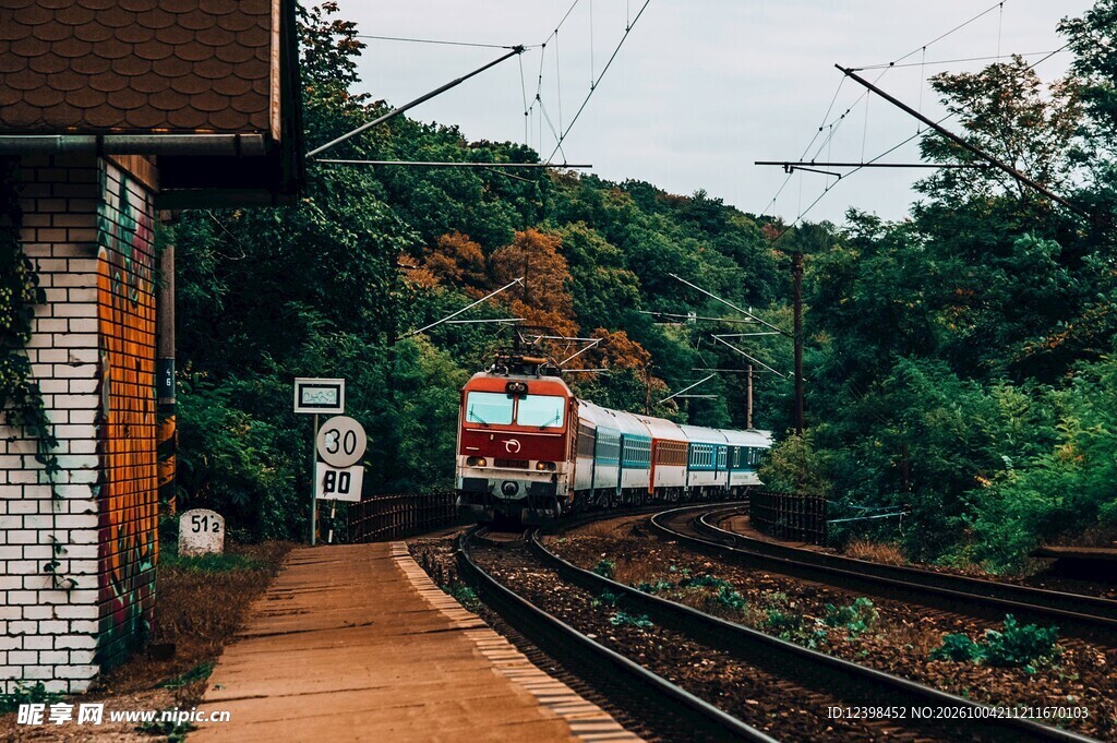 郊野小站驶过的列车