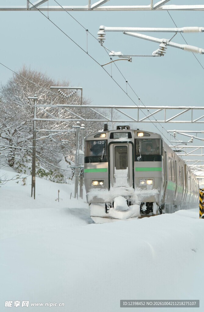 雪中行进的列车