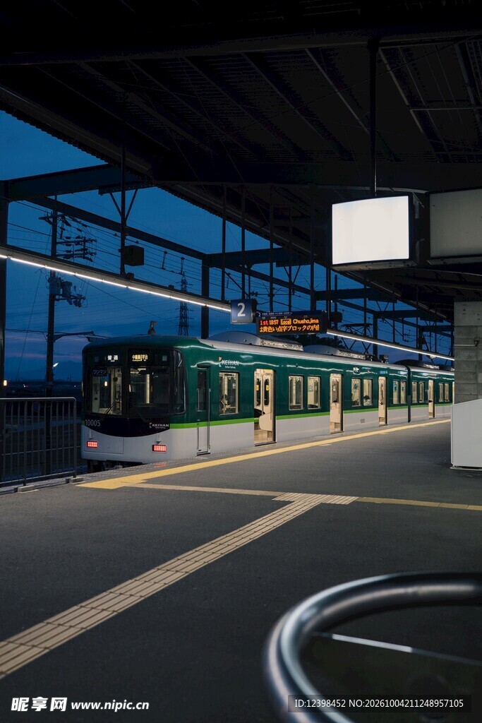 城市地铁站台夜景