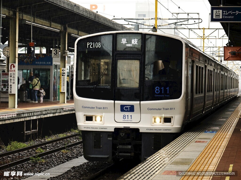 站台停靠的客运列车