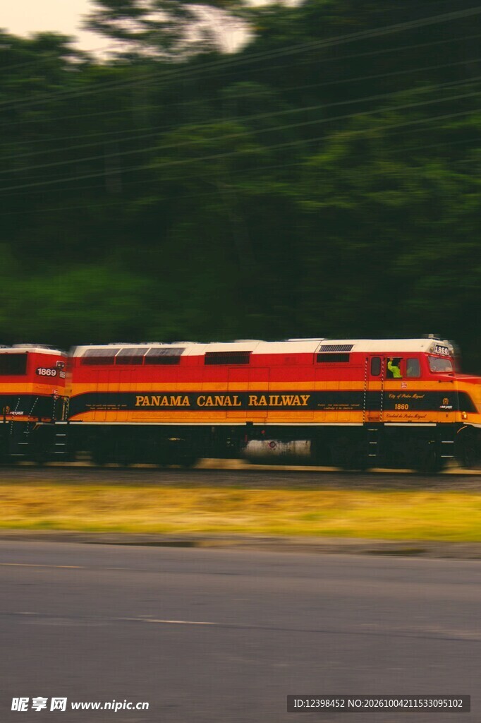 郊野行驶的复古列车