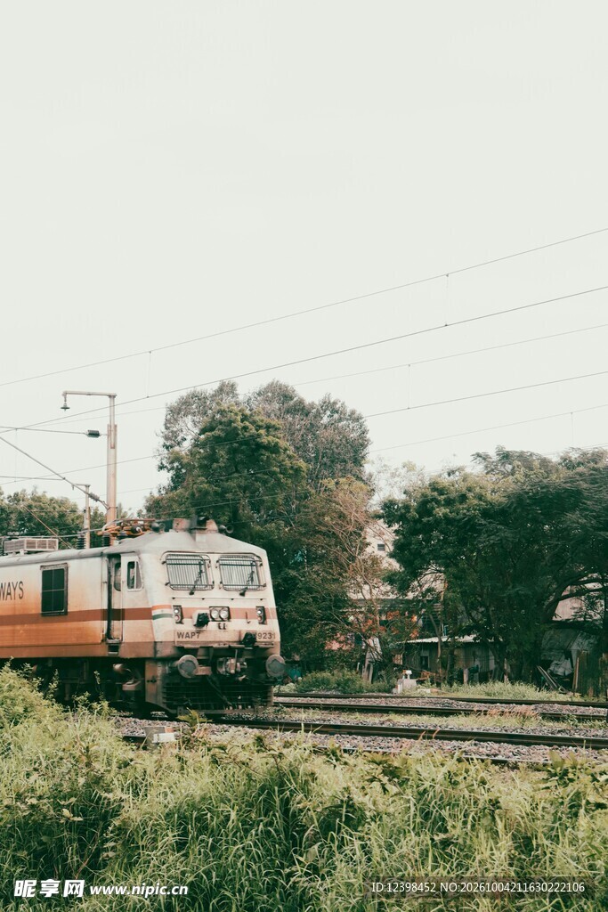 郊野驶过的老式火车