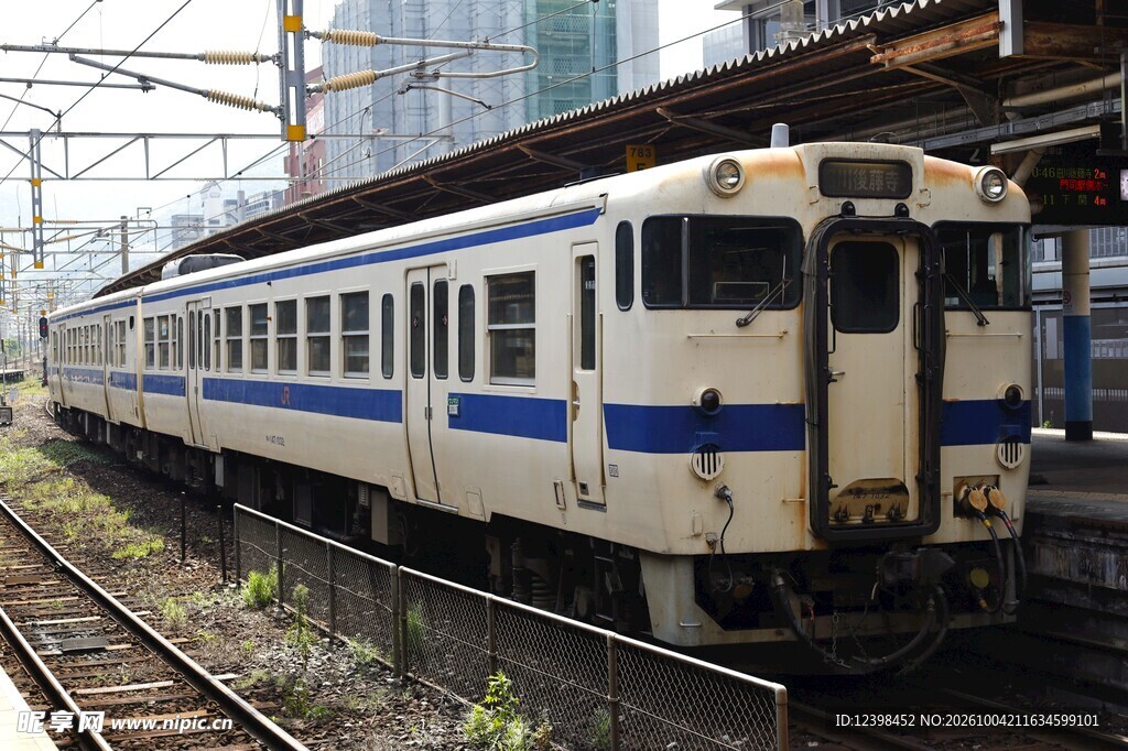 站台停靠的客运列车