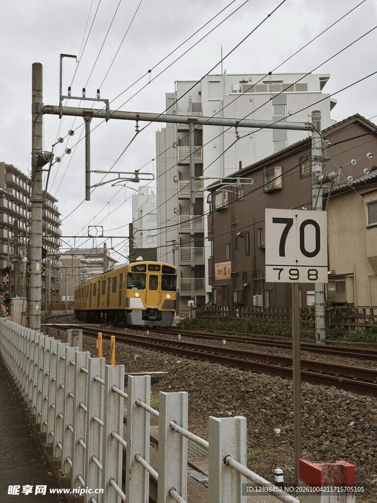 居民区旁的铁路电车