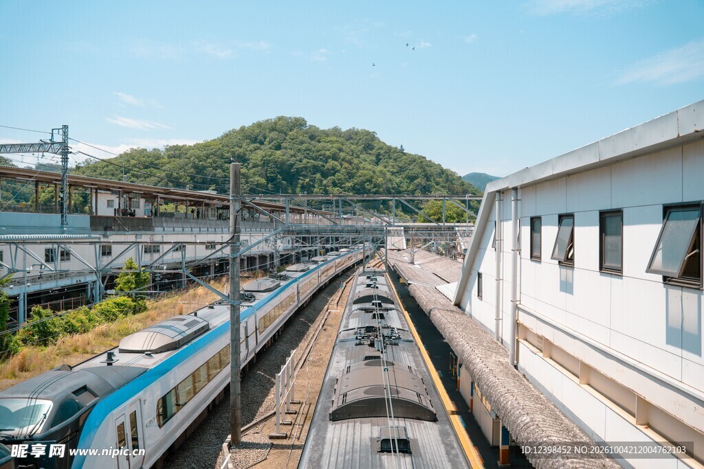 高铁站场晴日风光