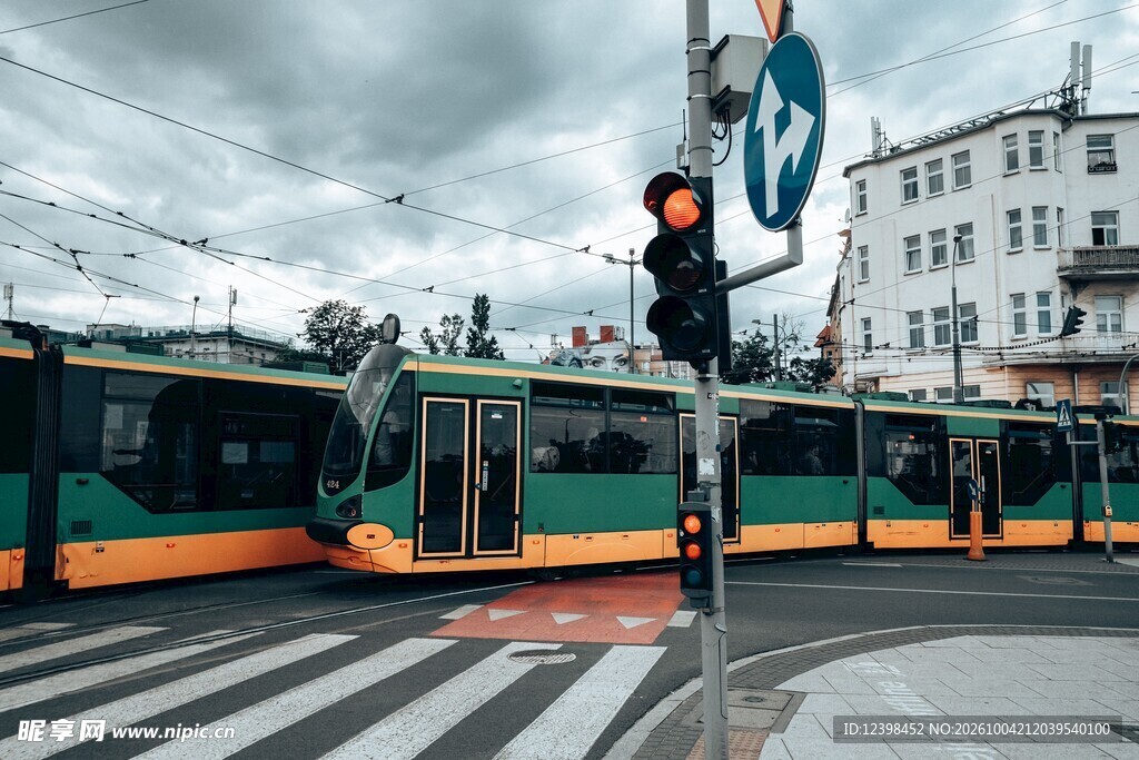 城市路口有轨电车街景