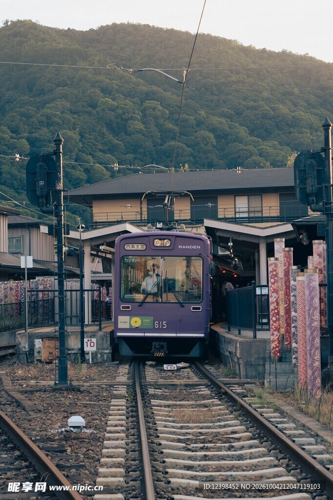 郊野小站的有轨电车