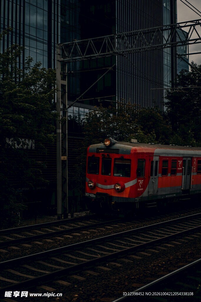 城市红色通勤列车