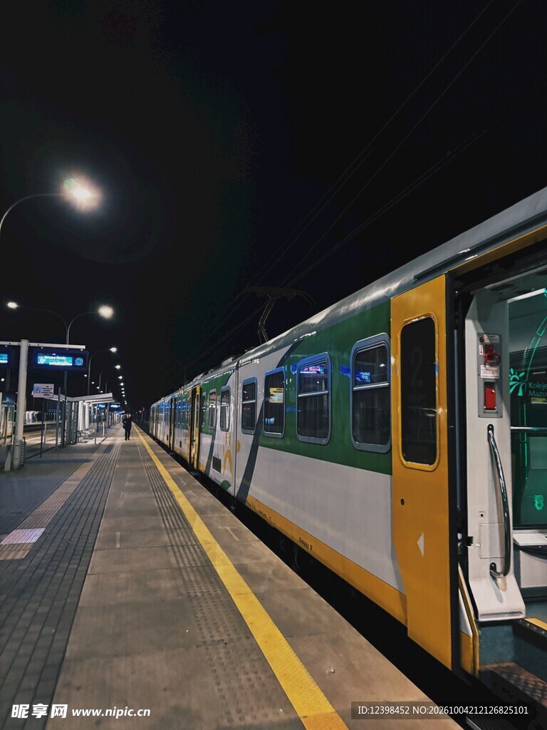夜间站台停靠的列车