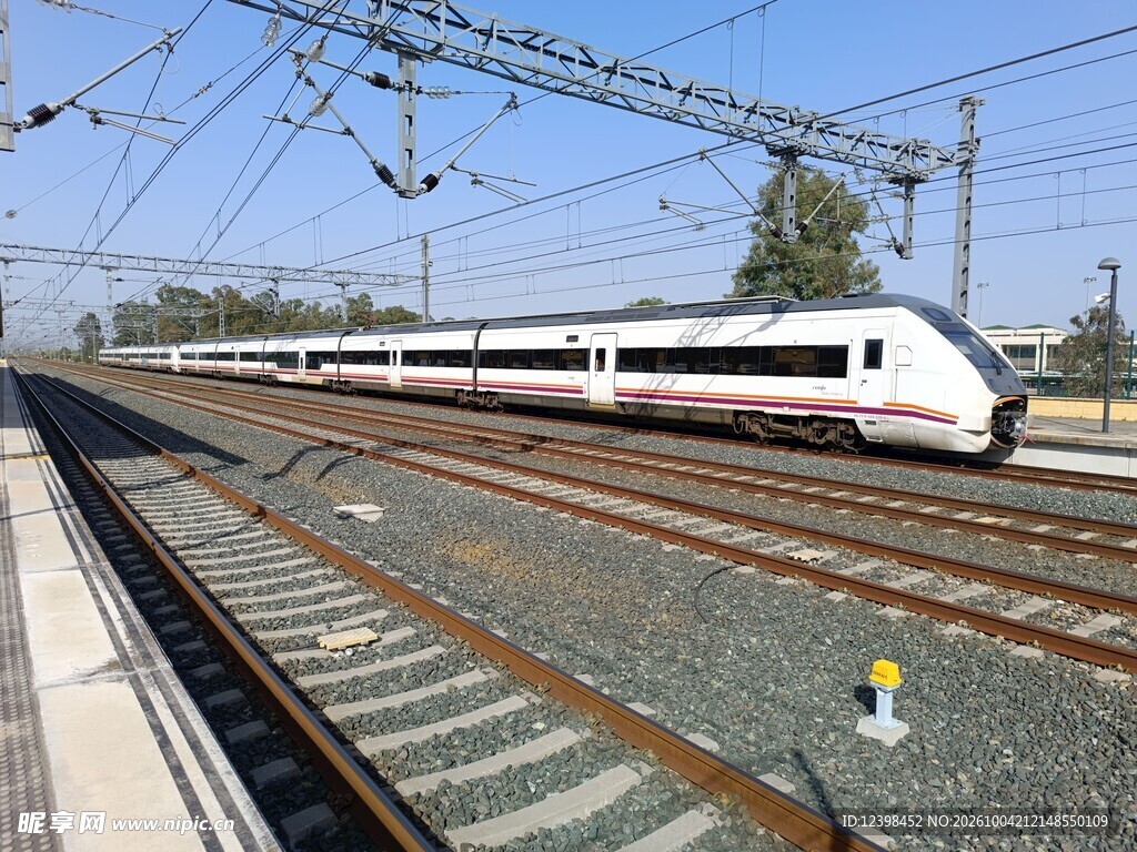 行驶中的高铁列车