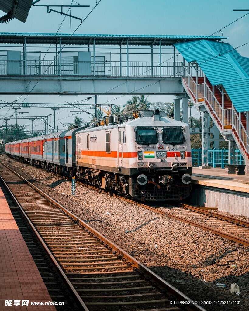站台停靠的客运列车