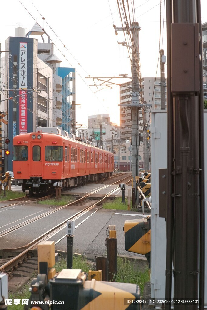 城区行驶的红色列车