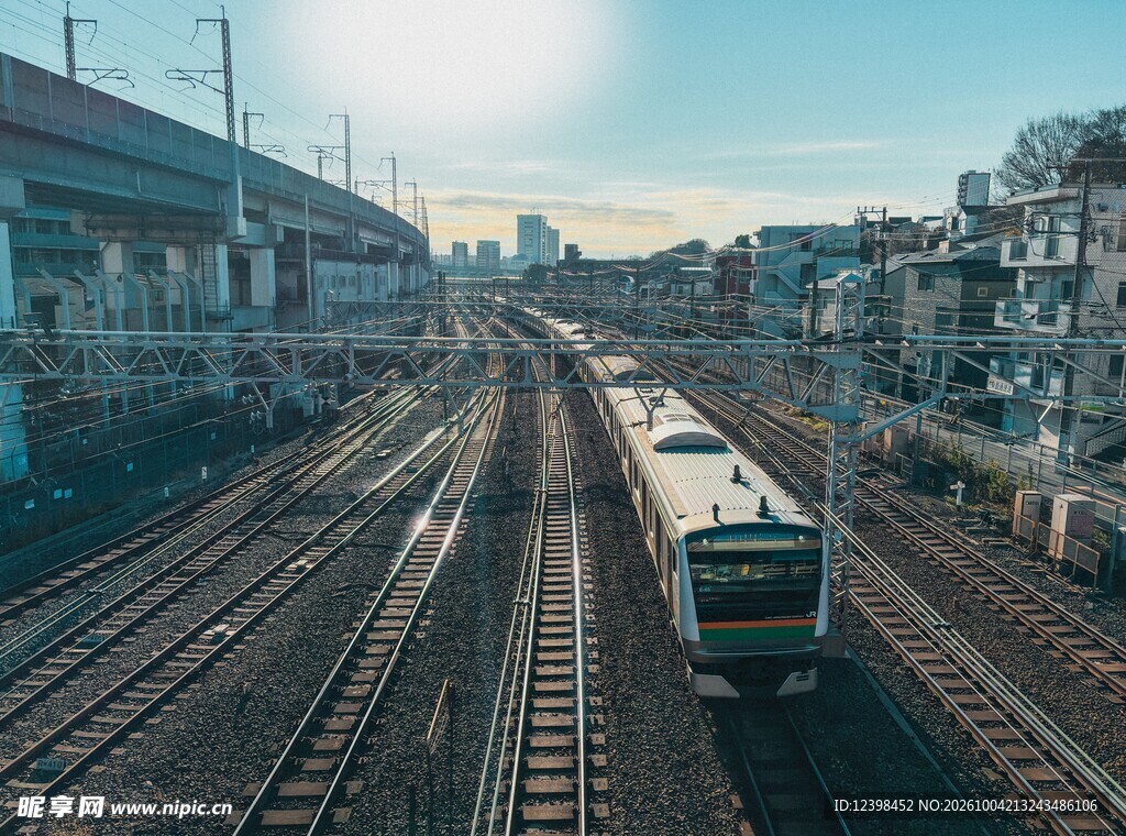 城市铁路行驶的列车
