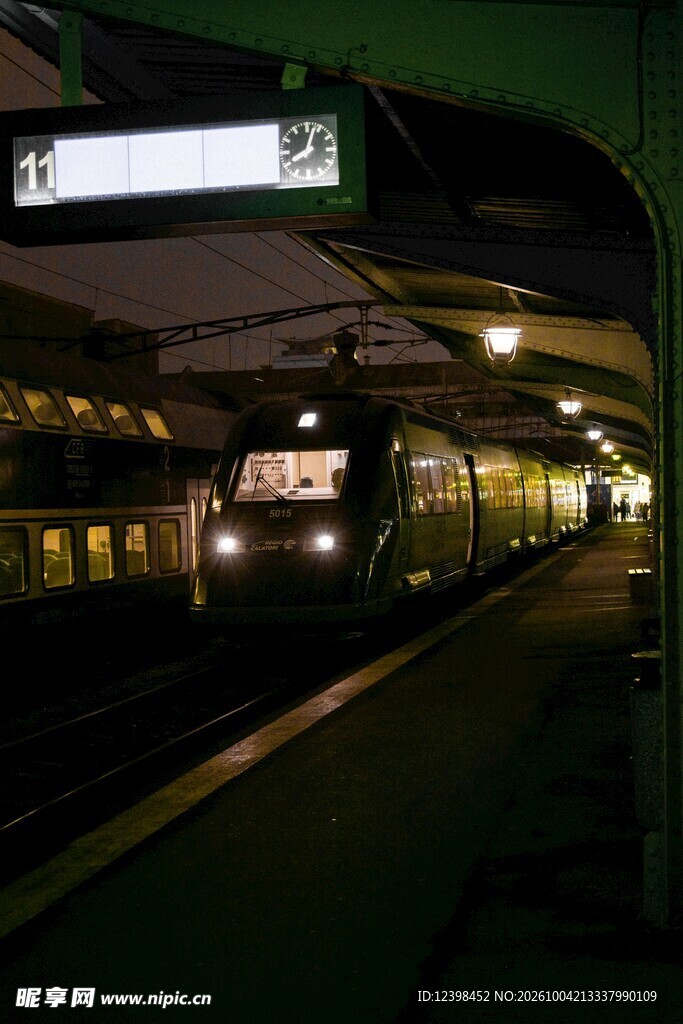 夜色下的火车站台列车