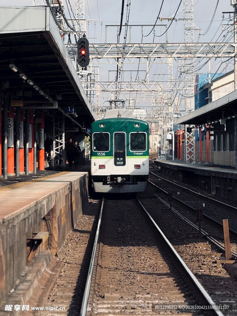车站站台的列车