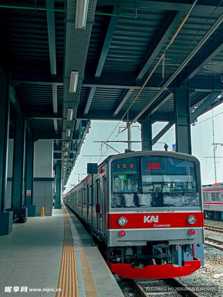 站台停靠的地铁列车