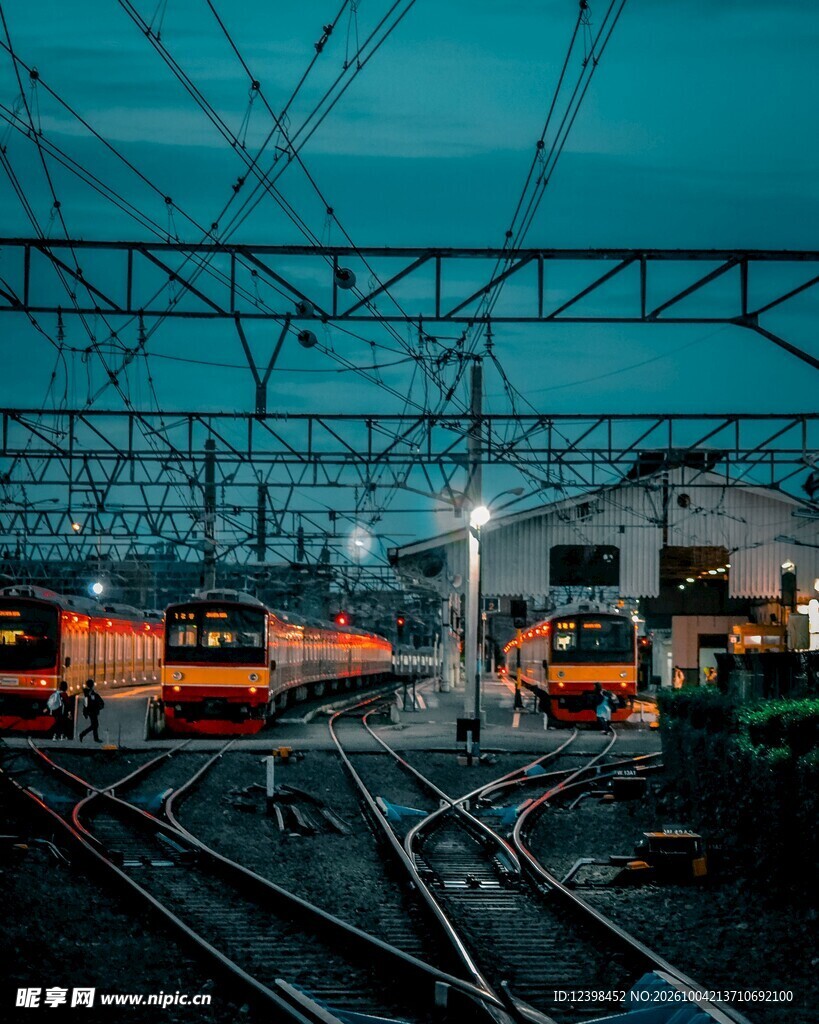 黄昏火车站夜景