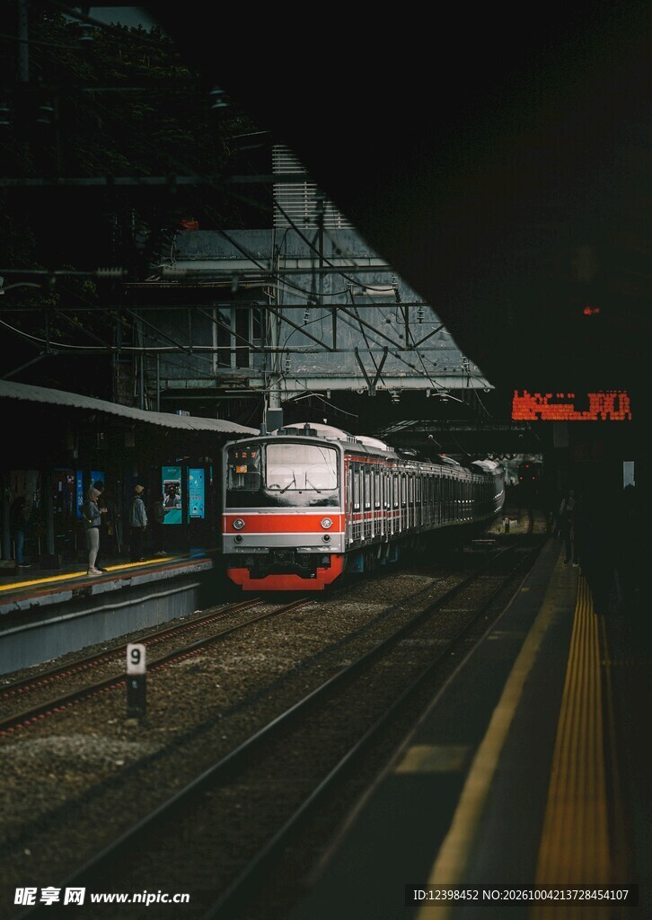 夜晚站台停靠的列车
