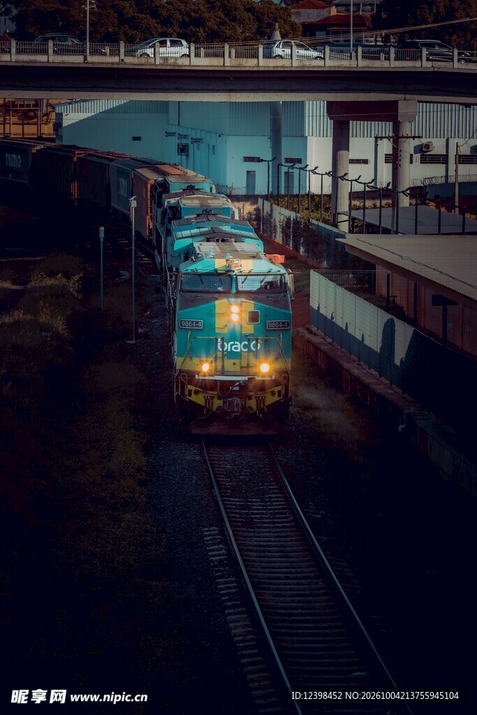 夜色中驶入站台的列车