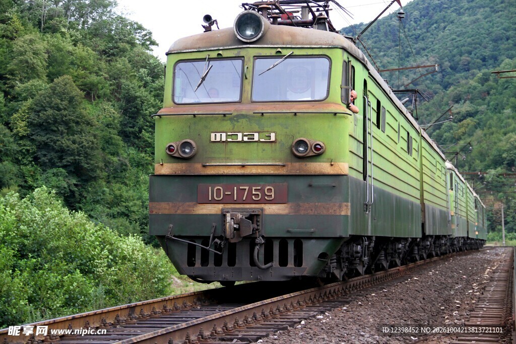 山间行驶的绿皮电力火车