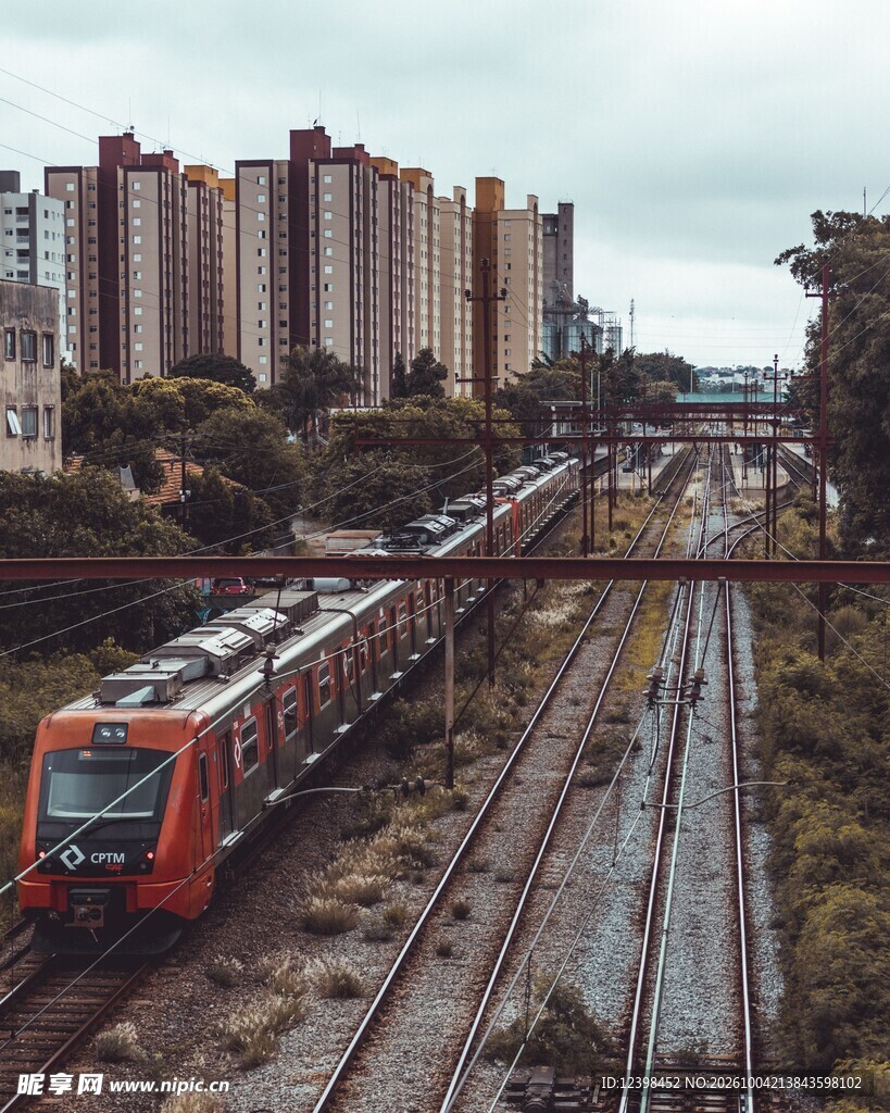 城郊轨道上的红色列车