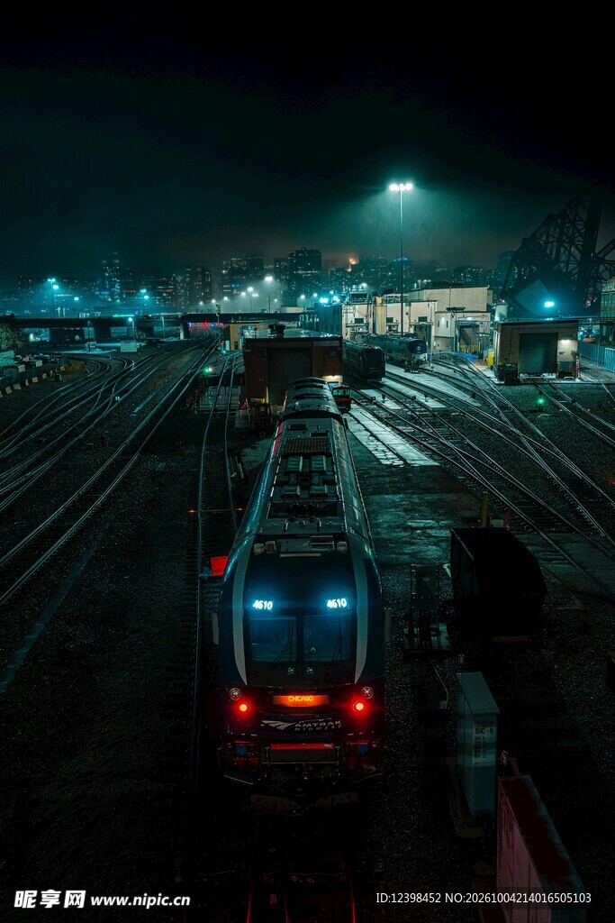 深夜火车站列车