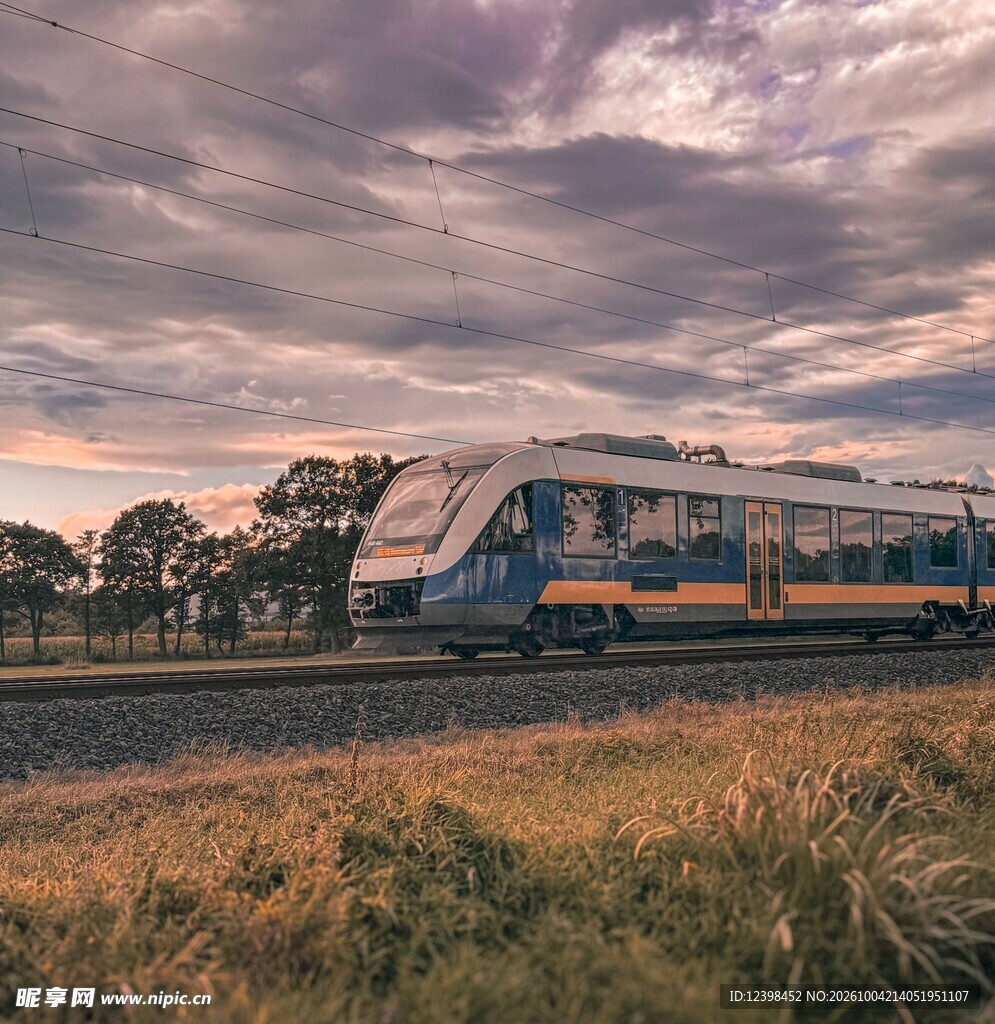 黄昏郊野行驶的列车