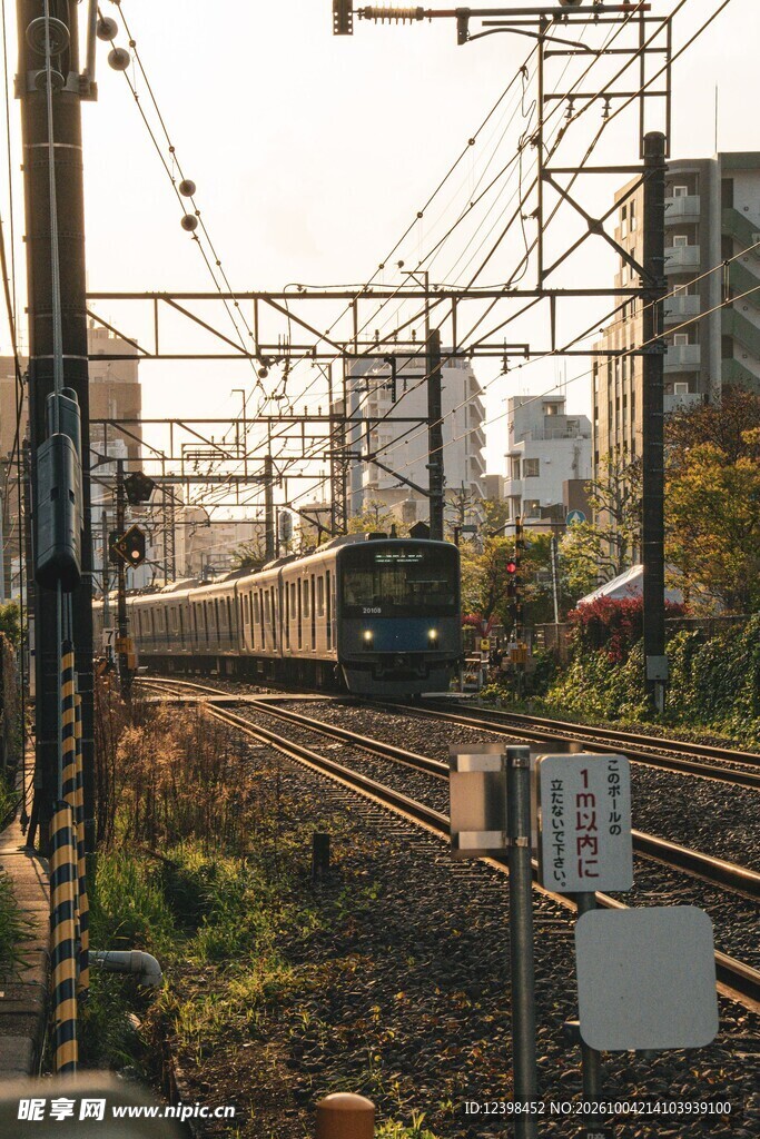 城郊驶来的电气化列车
