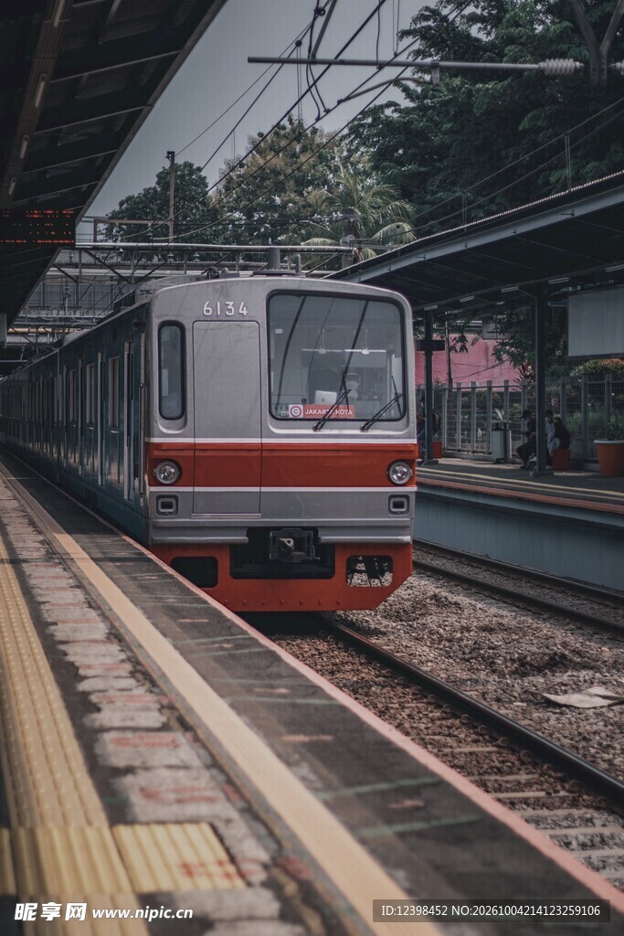 站台驶来的客运列车