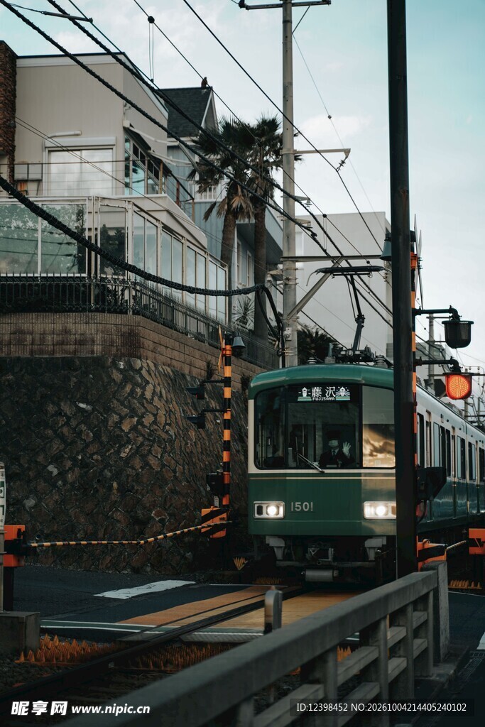 街头驶来的复古电车