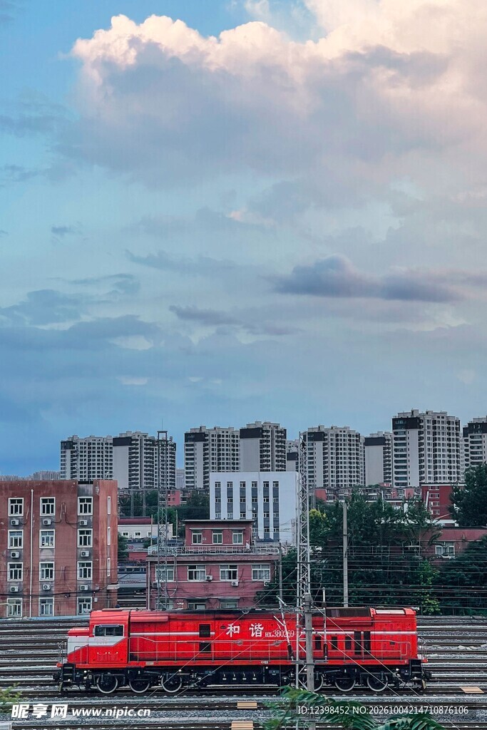 城市旁的红色列车