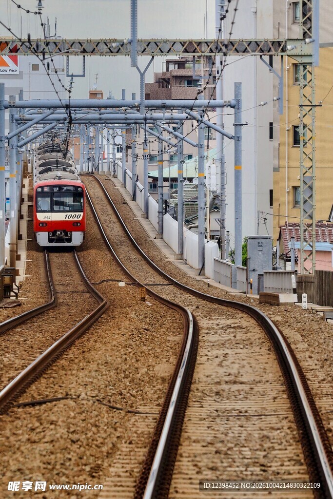 城市轨道上的红色列车