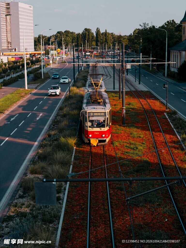 黄昏城市有轨电车街景