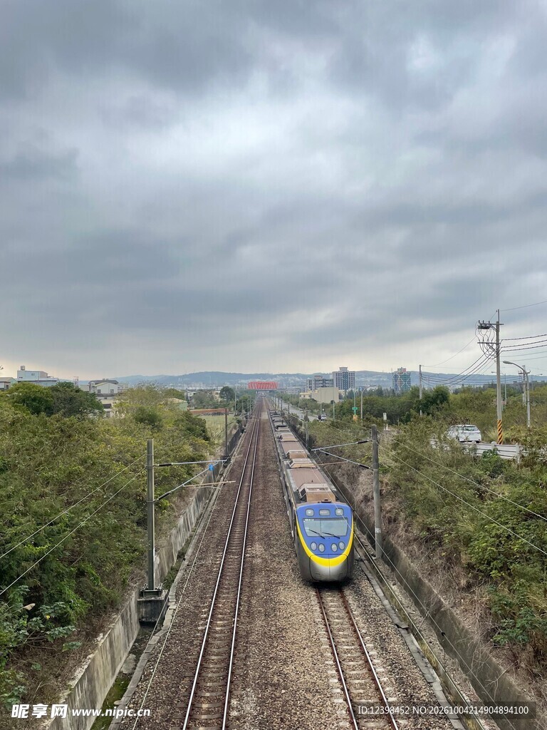 郊野铁路上行驶的列车