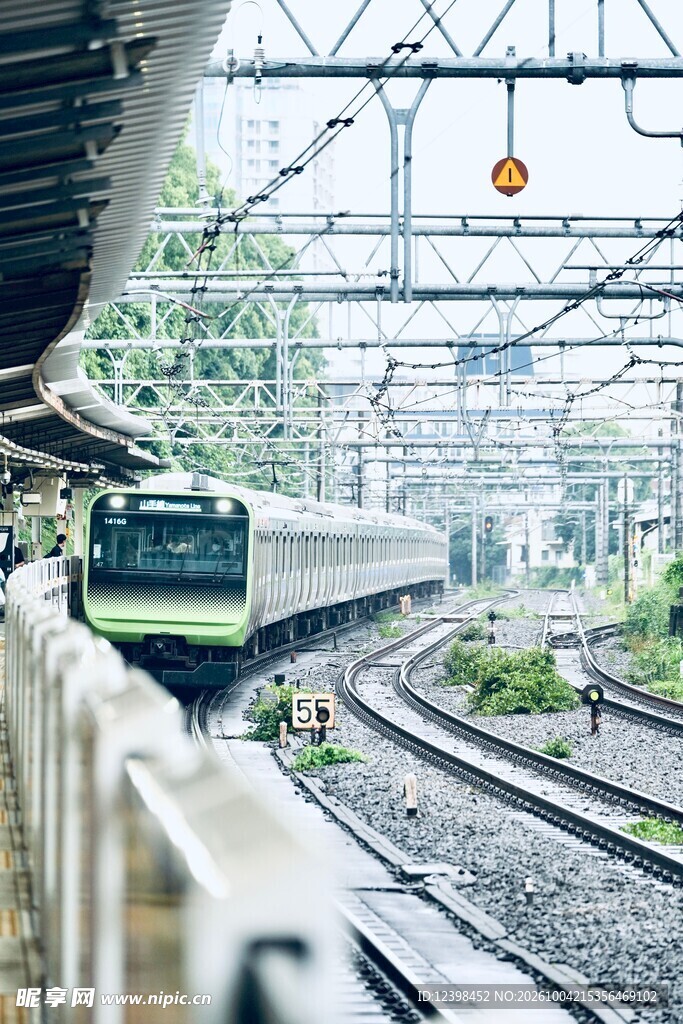 驶入站台的高铁列车