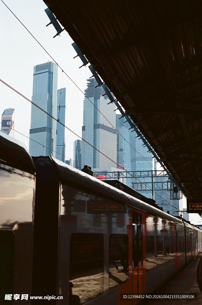 玻璃外的城市高楼