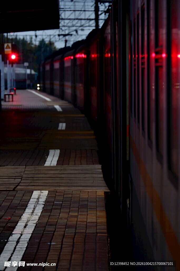 雨天车内拍城市道路夜景