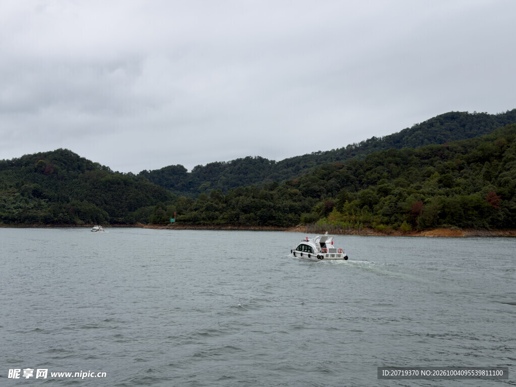 湖面泛舟山野风光