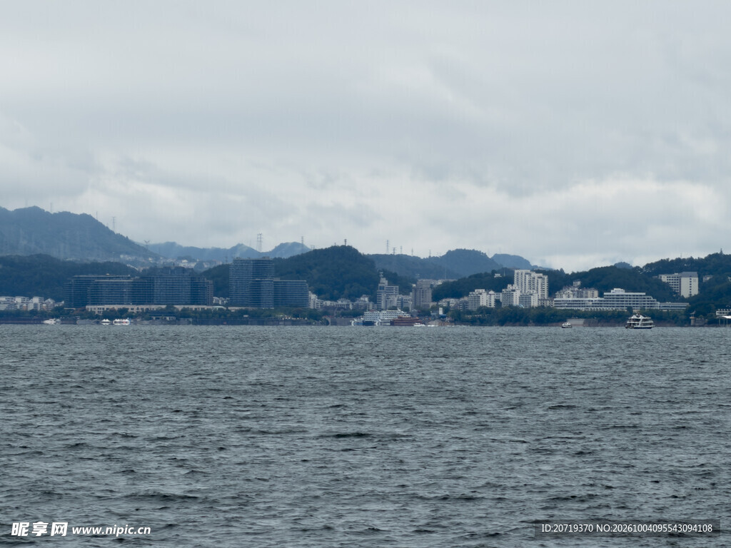 海面远眺沿岸山城风光