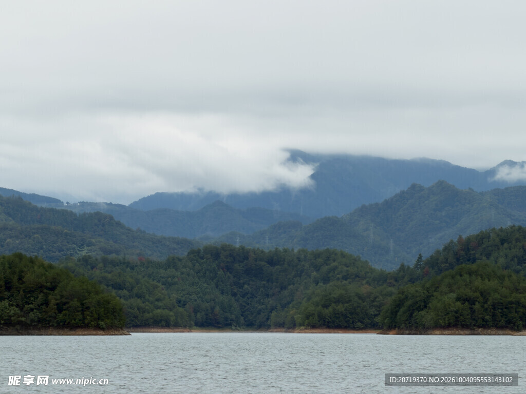 阴天湖山远景