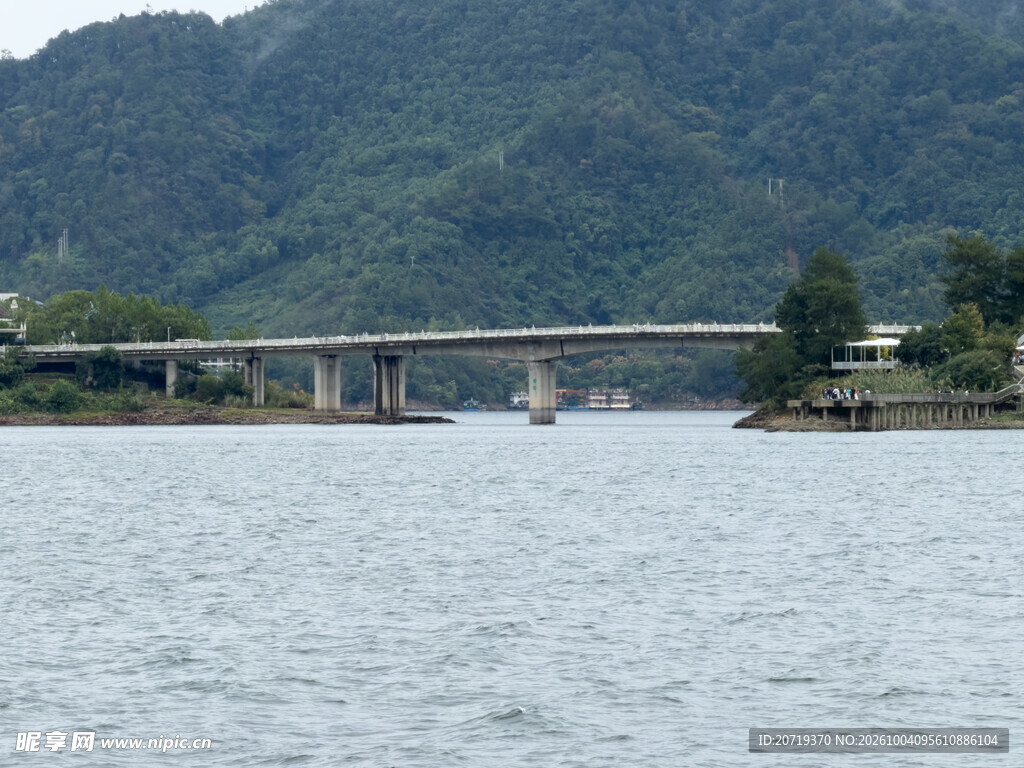 山湖间跨水大桥