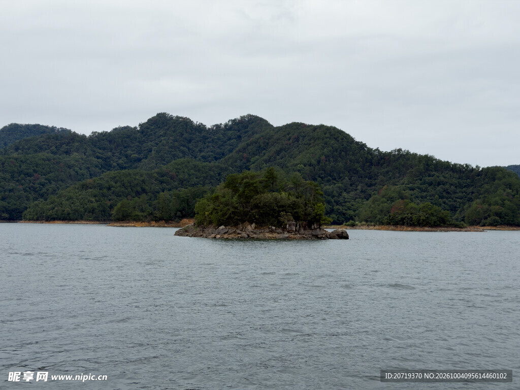 湖中小岛山水风光