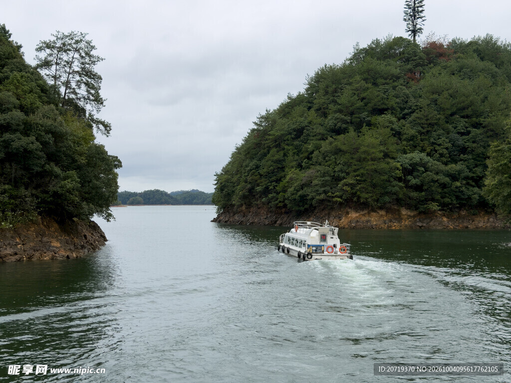 湖湾游船青山风光