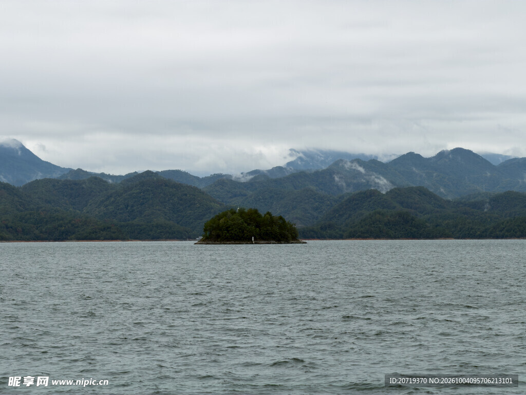 阴天湖中小岛山水风光