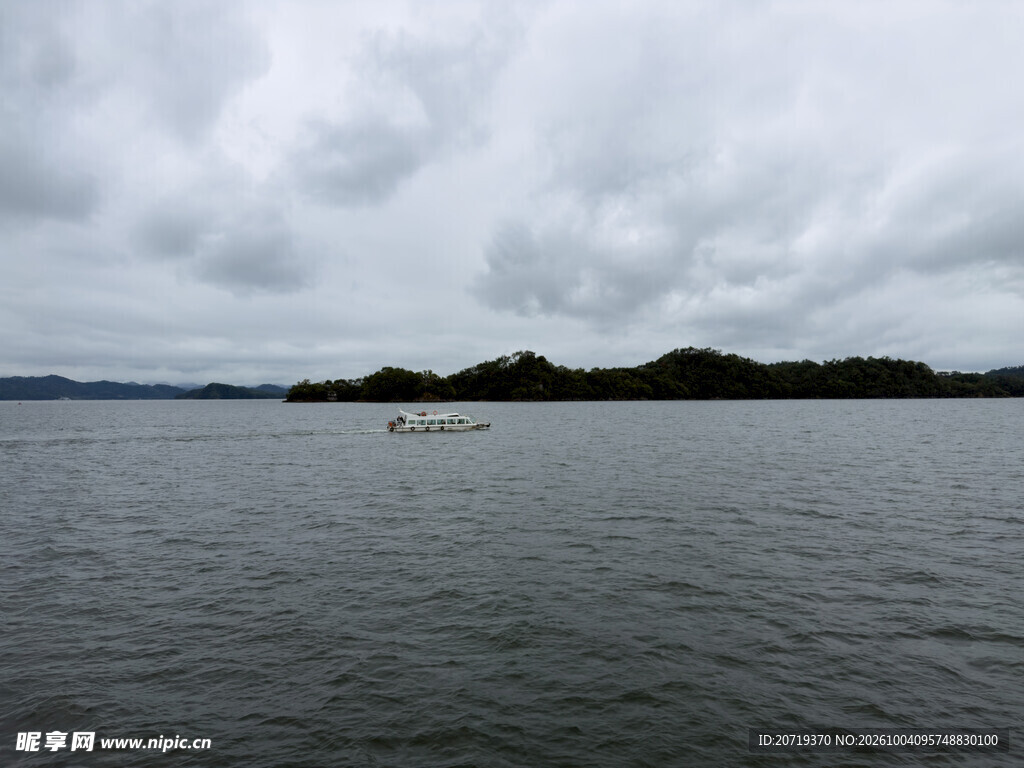 阴天湖面远景风光